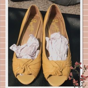 Flat shoes